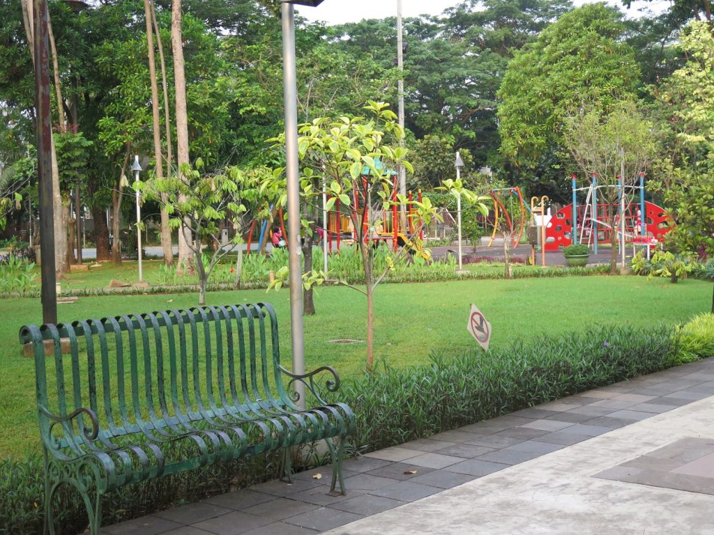 Kursi taman dan tempat bermain anak di Taman Menteng Indonesia A-Z