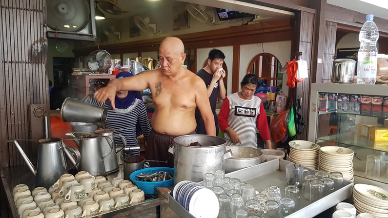 Koh Asiang sedang beraksi di warungnya Indonesia A-Z