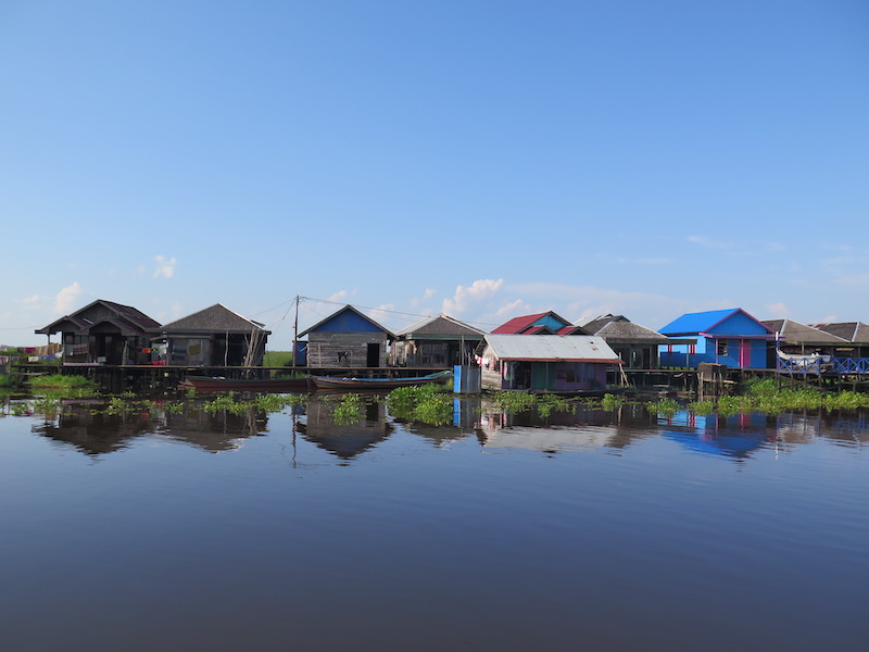 Rumah penduduk di tepi sungai Indonesia A-Z