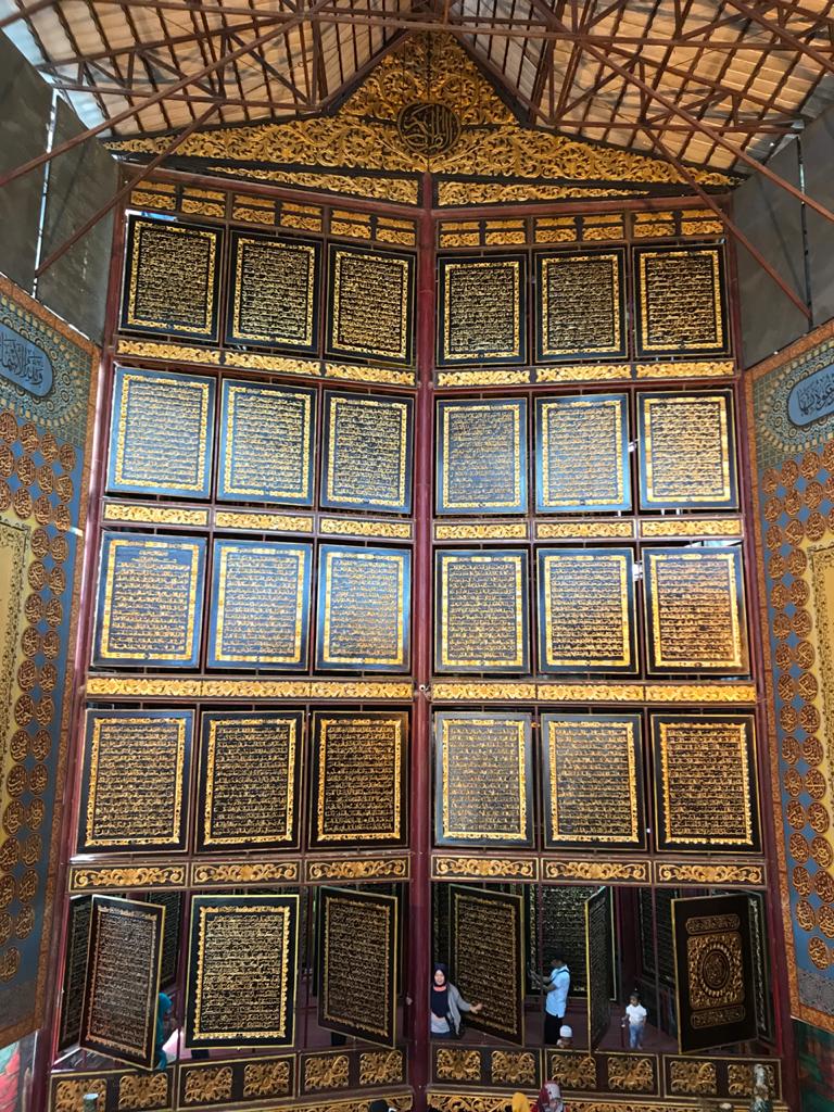 Al Quran Raksasa Palembang Indonesia A-Z