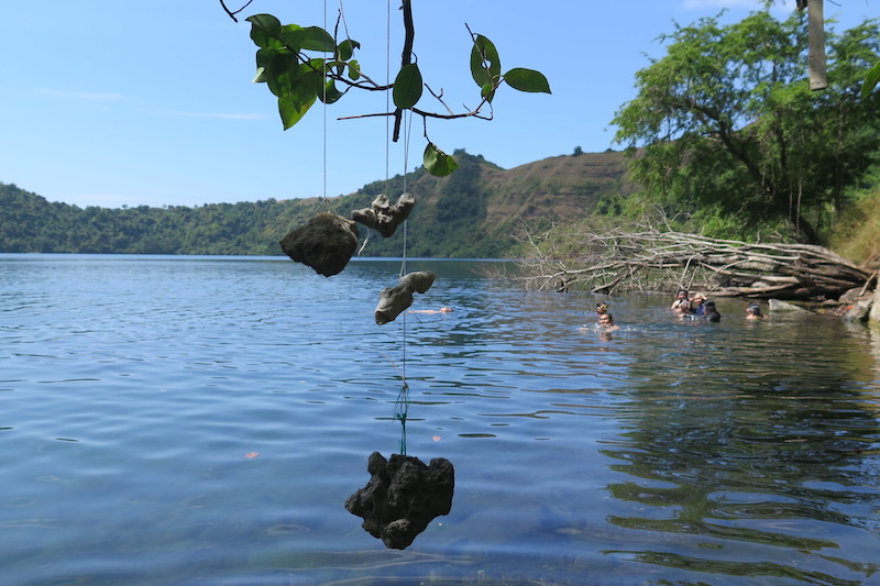 Batu digantung di pohon di tepi Danau Satonda, foto Adri Indonesia A-Z