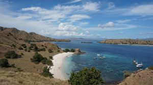 Pink Beach dari atas bukit, foto oleh Fathia Indonesia A-Z