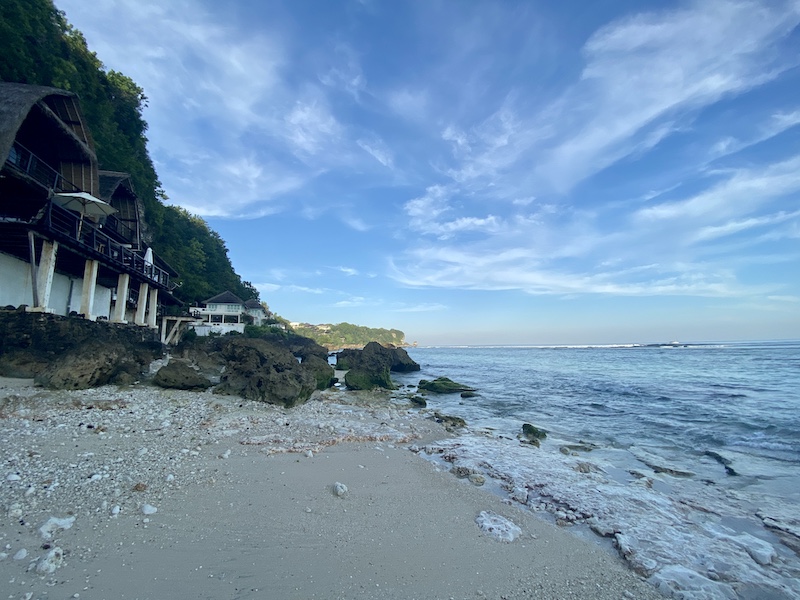 Pantai di sebelah kiri penginapan Indonesia A-Z