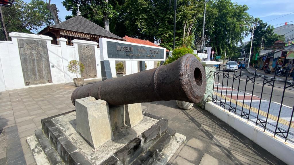 Bagian depan Museum Taman Prasasti Indonesia A-Z