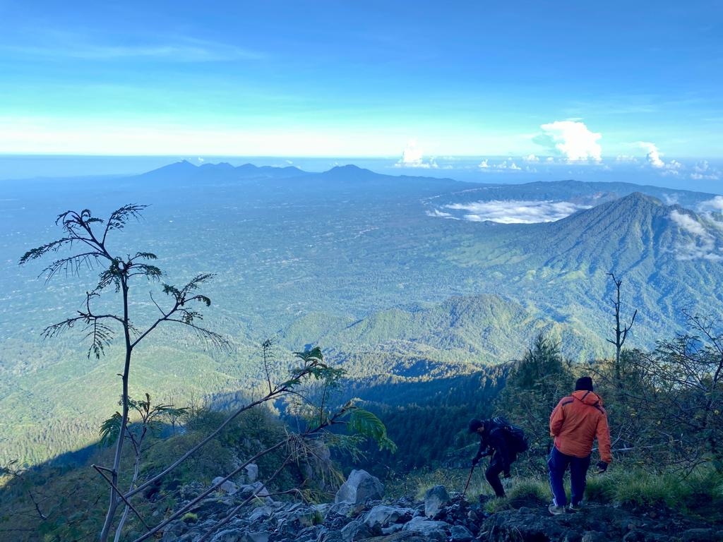 Jalur-turun-dari-puncak-Indonesia-A-Z