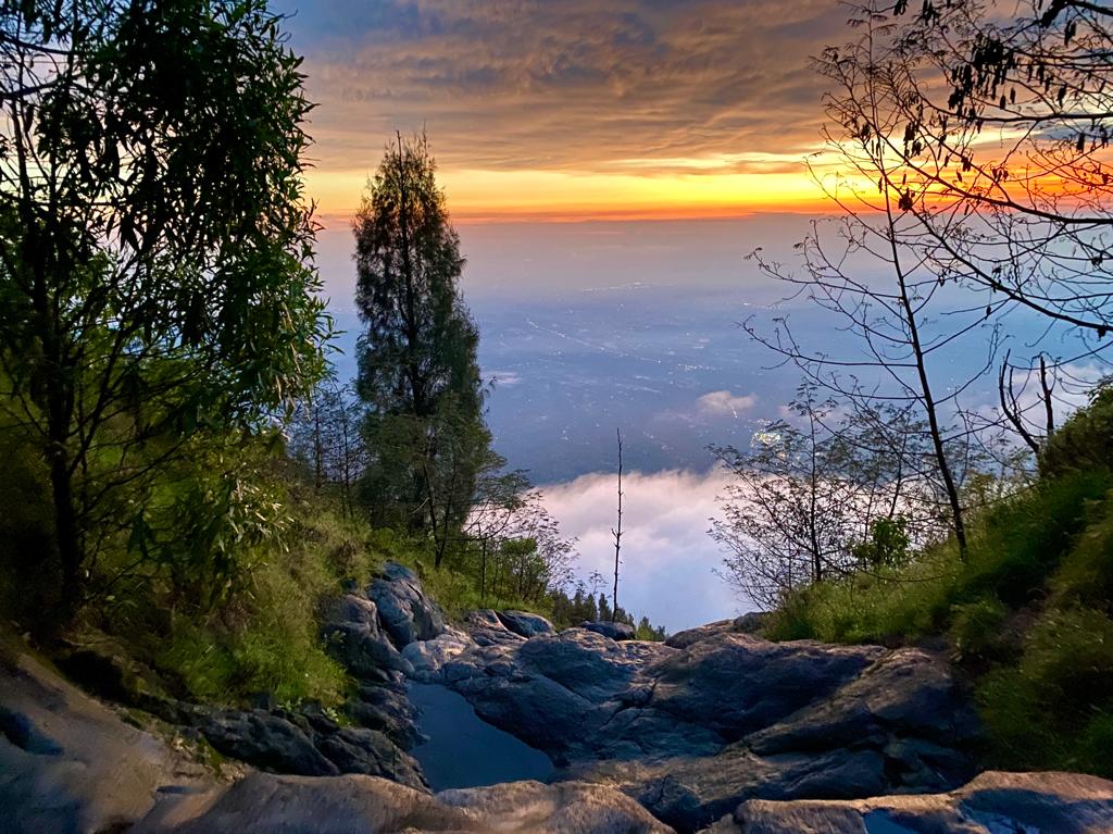 Sunset dari mata air di pos 3 Gunung Agung Indonesia A-Z