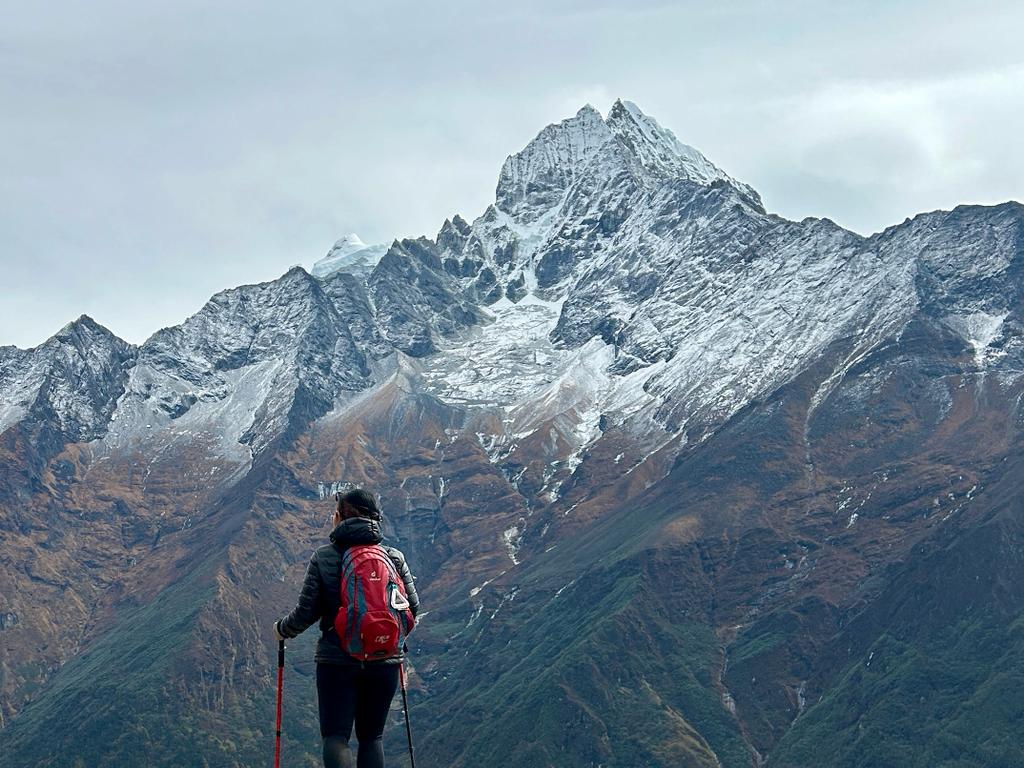 Aklimatisasi dengan view Thamserku Indonesia A-Z