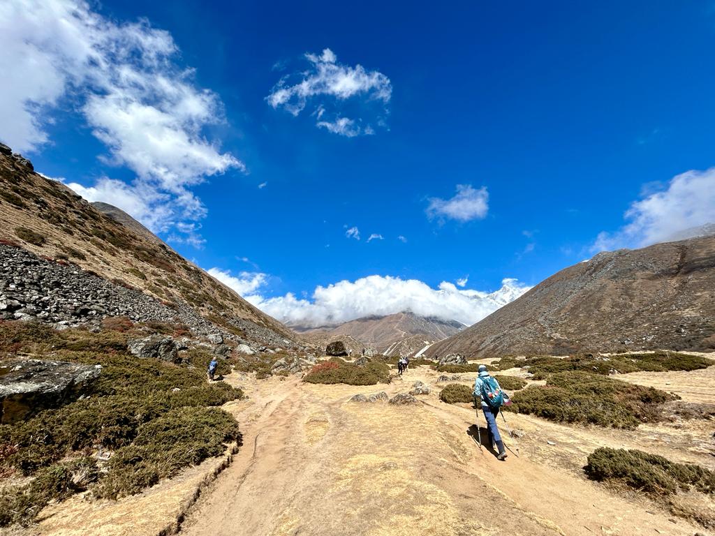 Jalur mulai terbuka semakin dekat Dingboche Indonesia A-Z