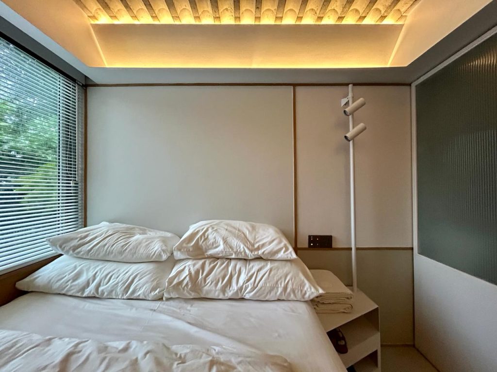Bantal dan kasurnya nyaman dengan lampu baca