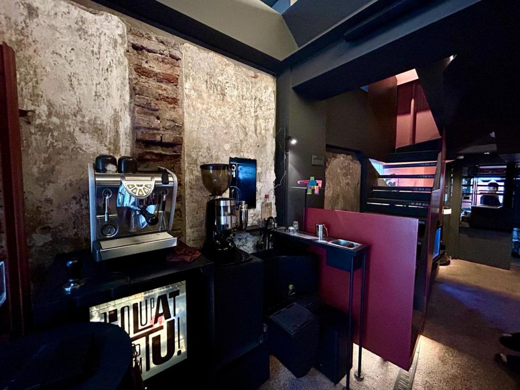 Coffee Shop Pitu Room Indonesia A-Z