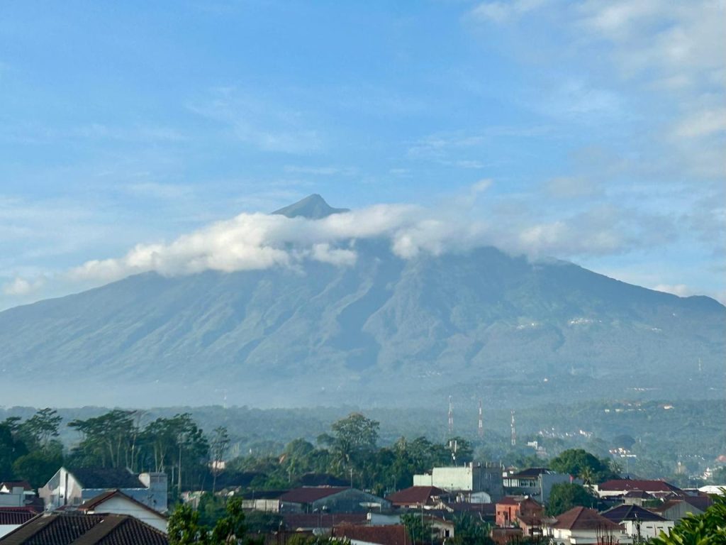 Merbabu dari Pitu Room Indonesia A-Z
