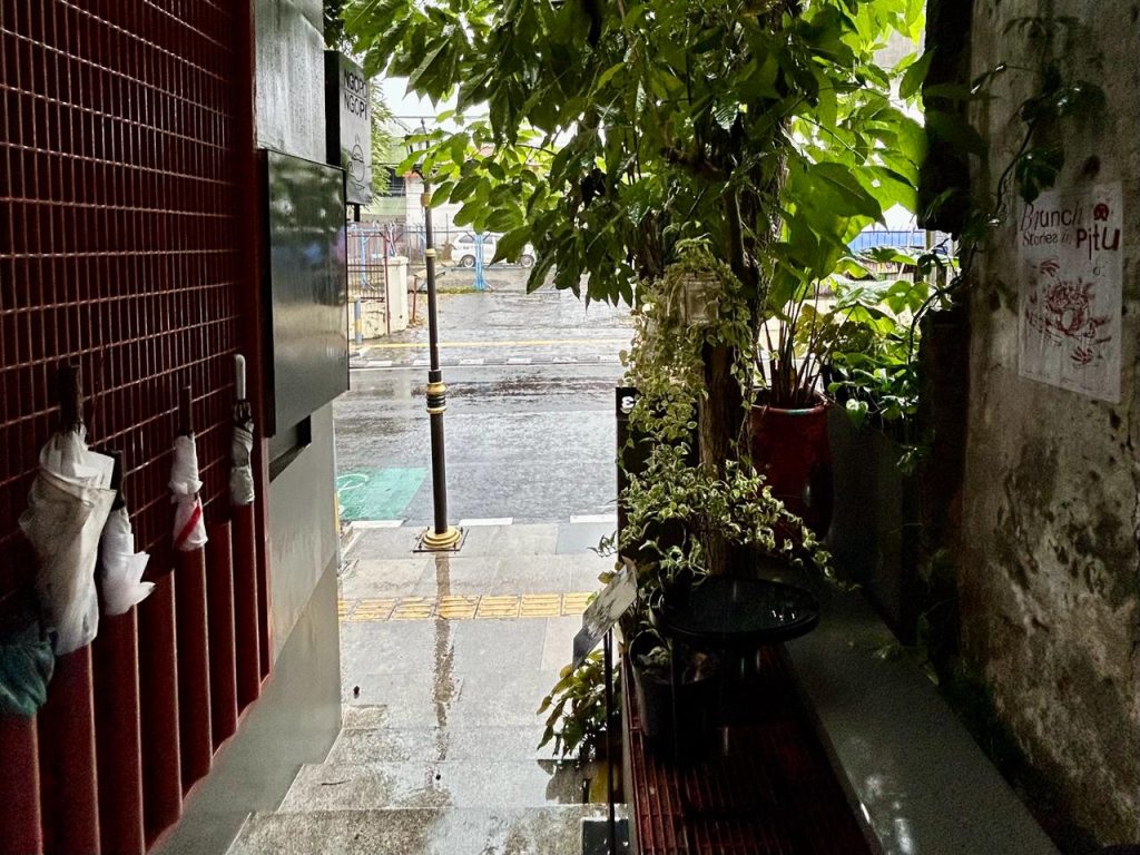 Pintu masuk dan tempat payung