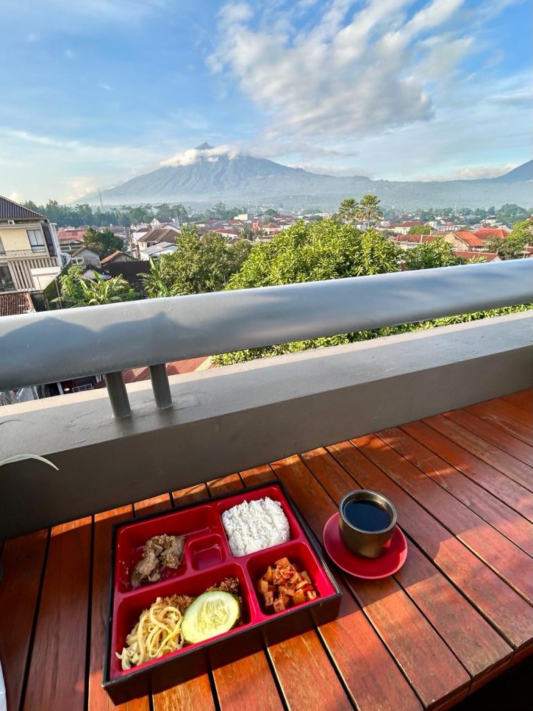 Breakfast with Merbabu view di Pitu Room Indonesia A-Z