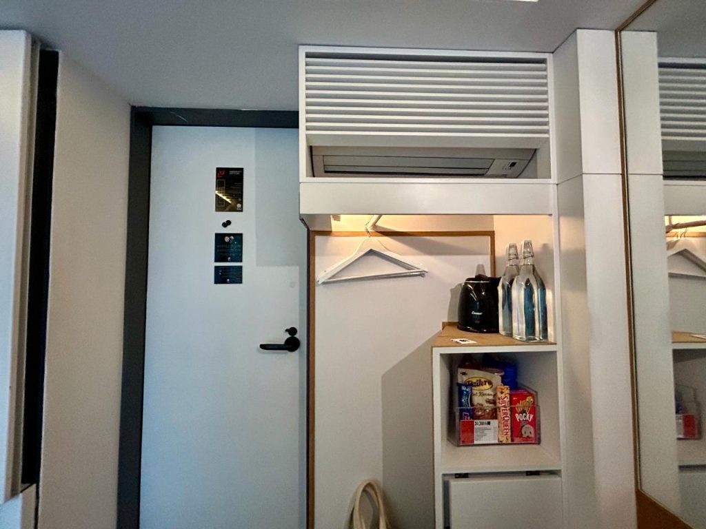 Sisi pintu masuk kamar