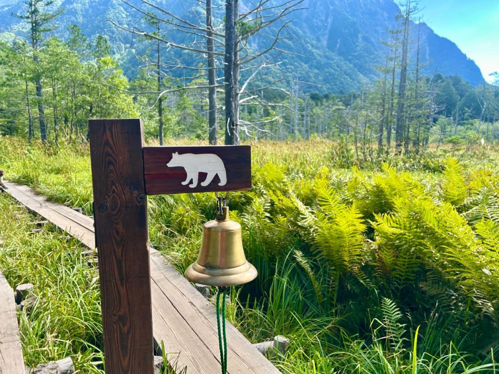 Bell beruang di trek Kamikochi Indonesia A-Z