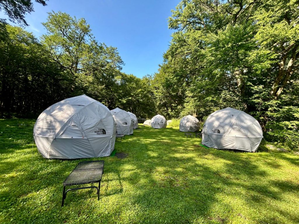 Camp area dengan tenda Tokusawa En Indonesia A-Z