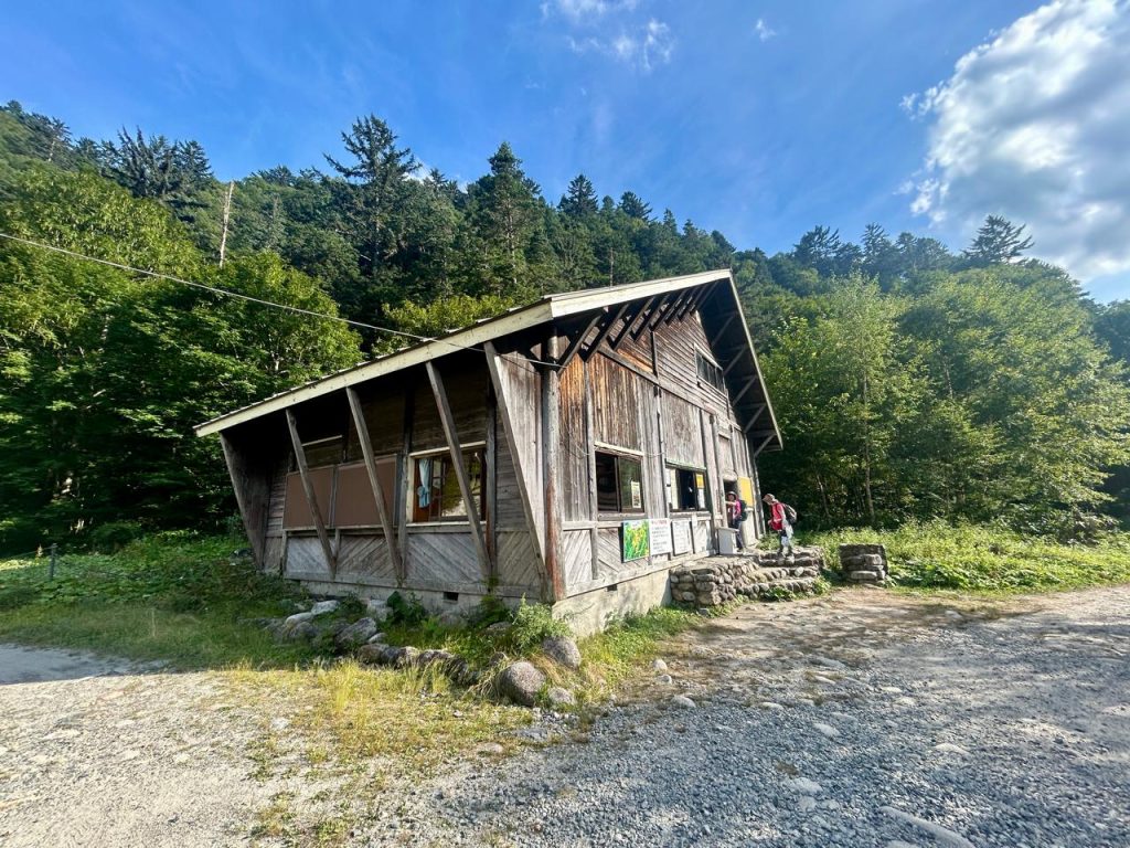 Ranger Hut di sebelah Yoko Sansoo Indonesia A-Z