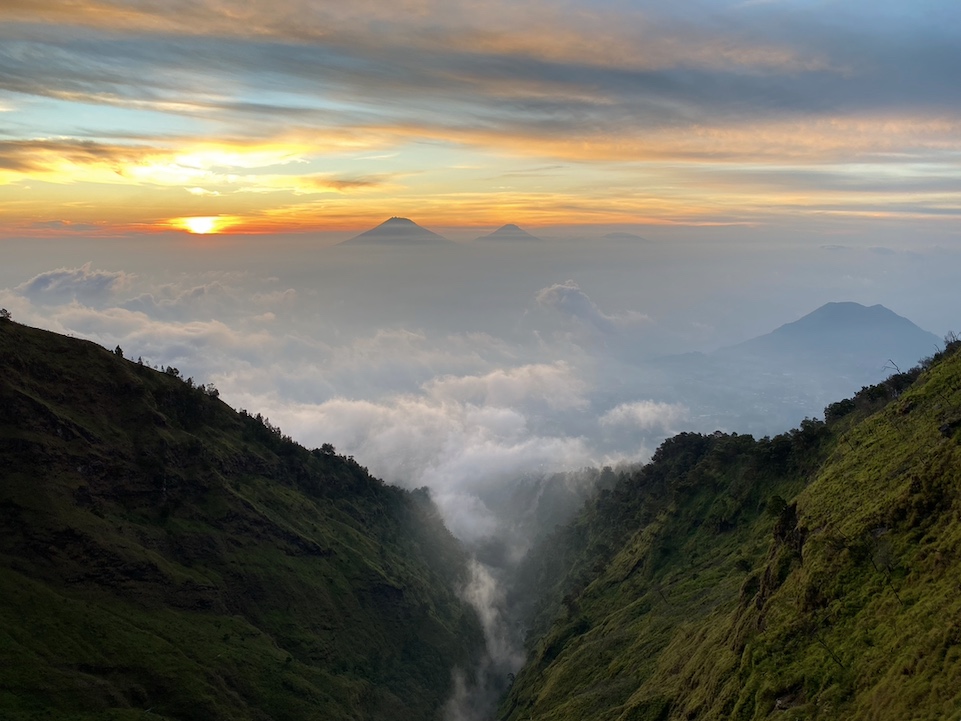 Sunset Merbabu Wekas dengan tebing dan pemandangan Sindoro Sumbing Indonesia A-Z