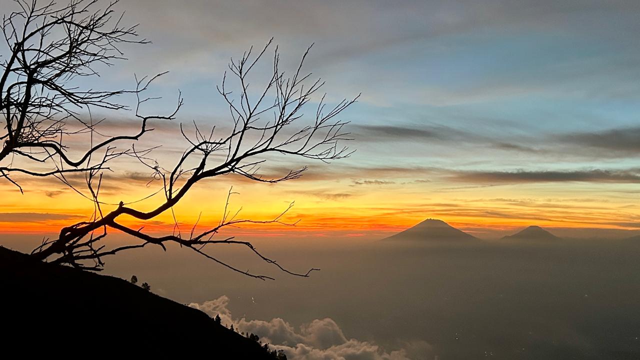 Sunset di Pendakian Merbabu via Wekas Indonesia A-Z