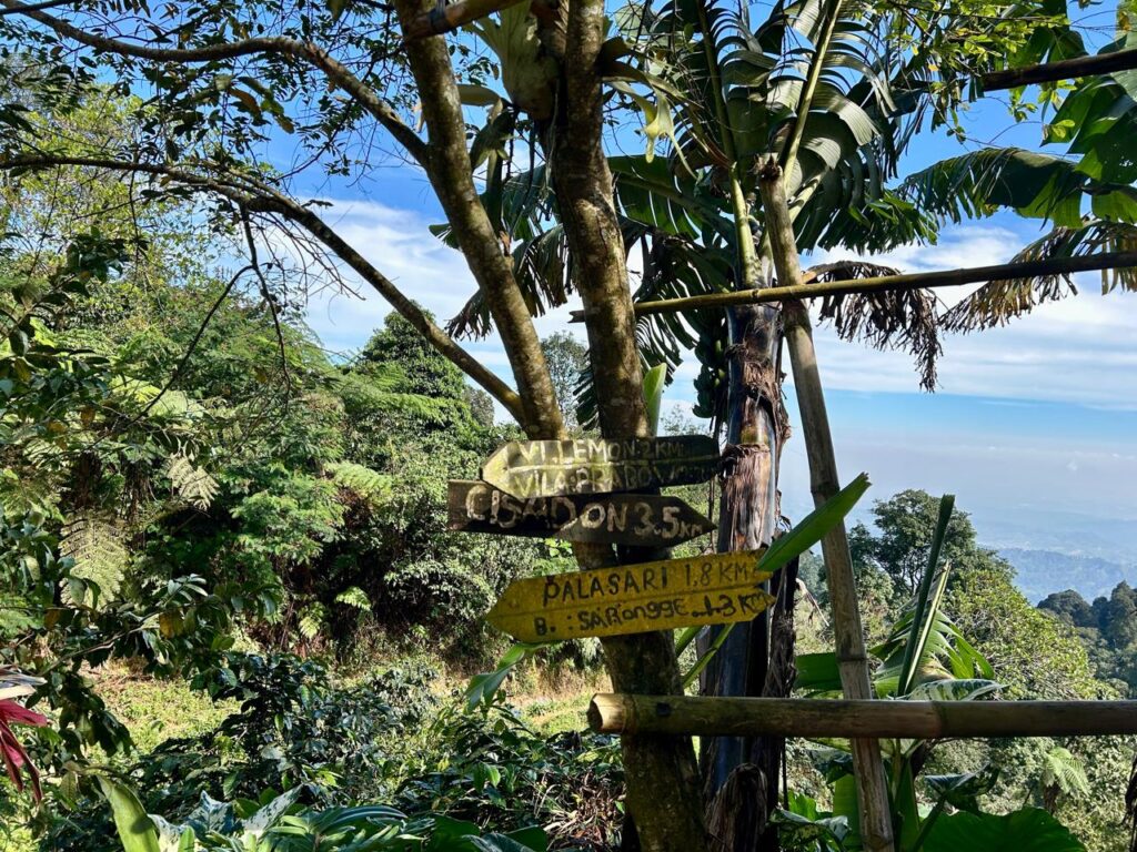 Petunjuk jalan di trek Indonesia A-Z