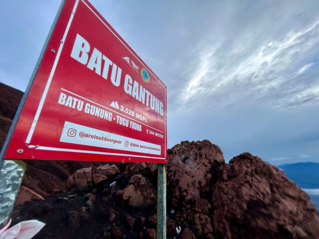 Batu Gantung menuju puncak Kerinci Indonesia A-Z