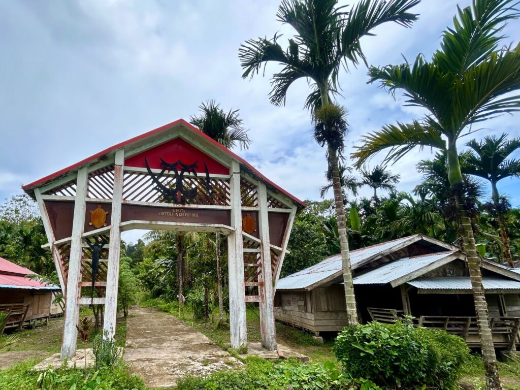 Gerbang air terjun Kulukubuk Mentawai Indonesia A-Z