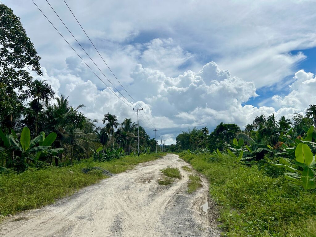 Kondisi jalan dari Pelabuhan Muara Siberut menuju Desa Uggai Indonesia A-Z