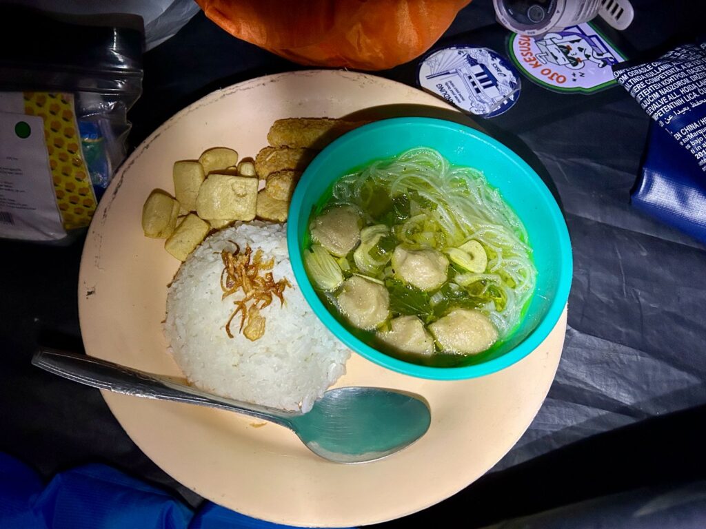 Makan malam di Shelter 3 Indonesia A-Z