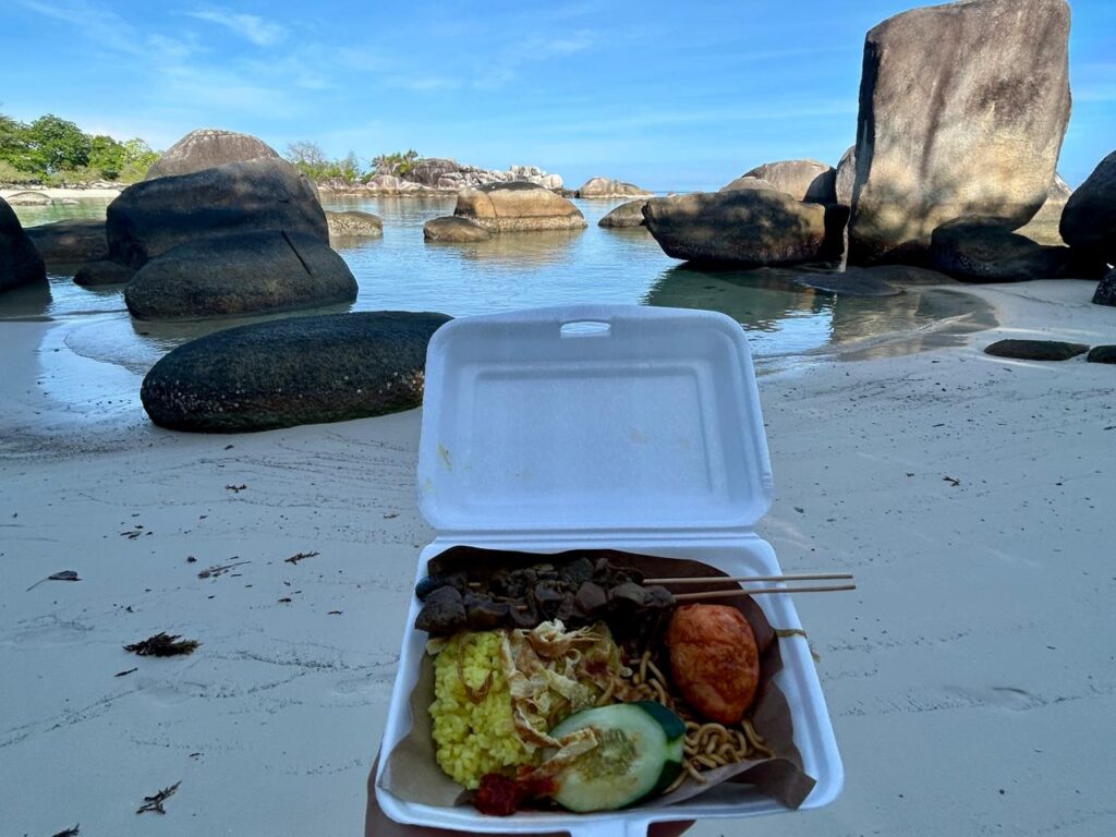 Sarapan nasi kuning di pantai Indonesia A-Z