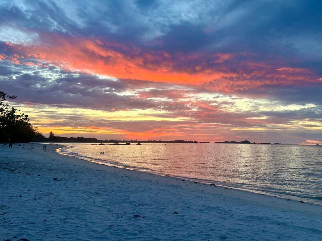 Sunset di depan Lor Inn Belitung Indonesia A-Z