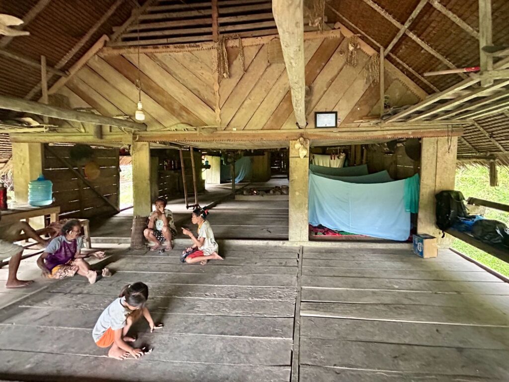 Tidur di Uma Mentawai Indonesia A-Z