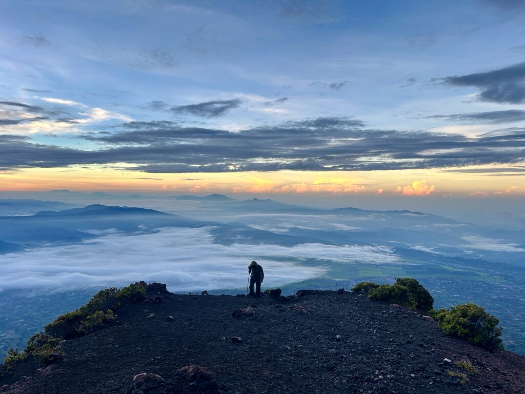 Trek dari camp area ke puncak Kerinci Indonesia A-Z