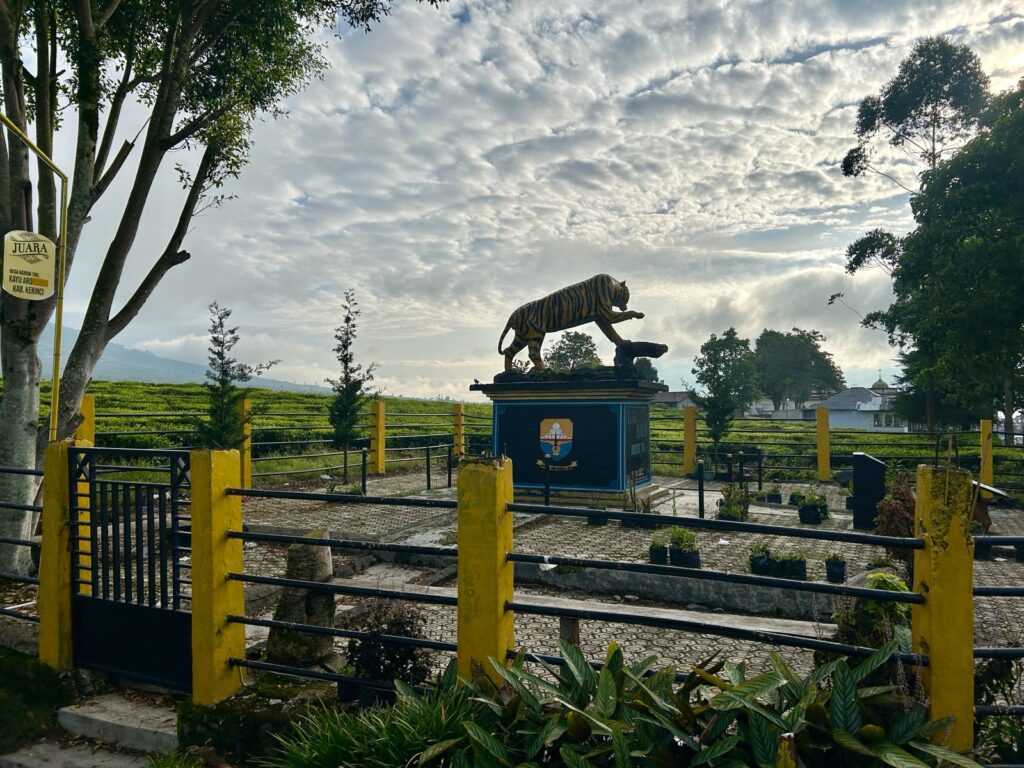 Tugu Macan Kerinci Indonesia A-Z