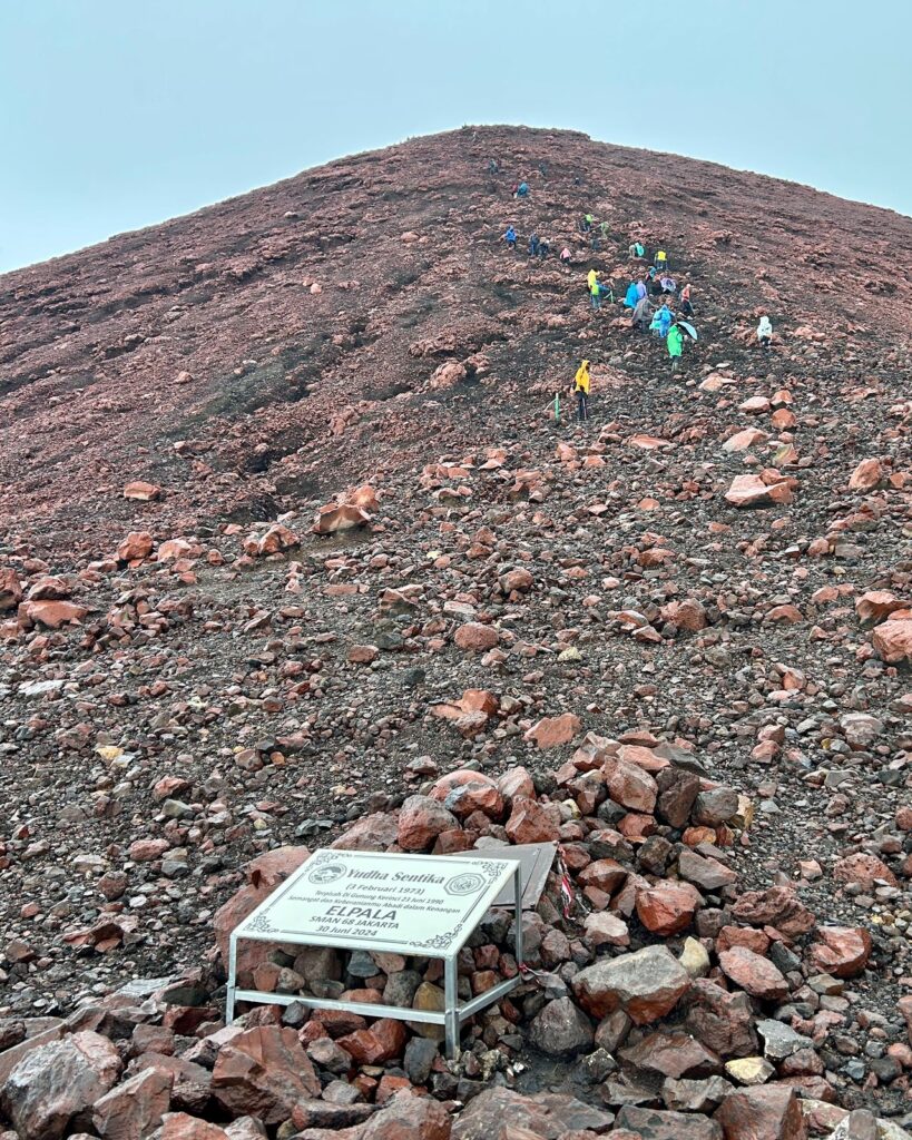 Tugu Yudha Kerinci 3.690 MDPL Indonesia A-Z